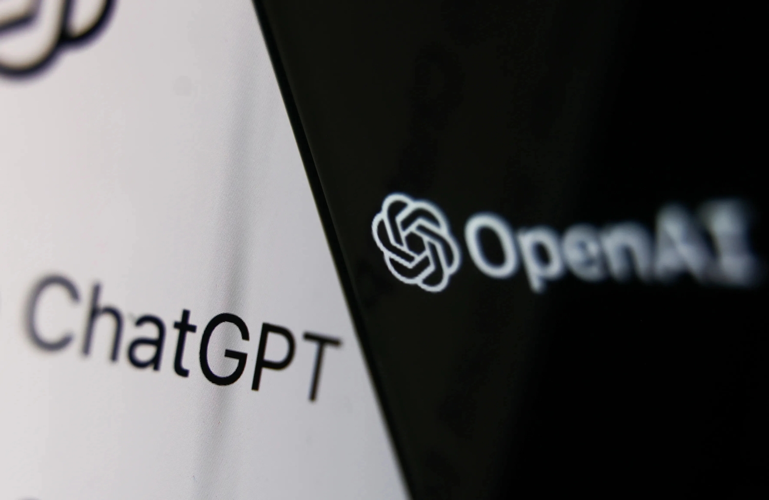 O nome ChatGPT ao lado de um logotipo da OpenAI em um fundo preto e branco.