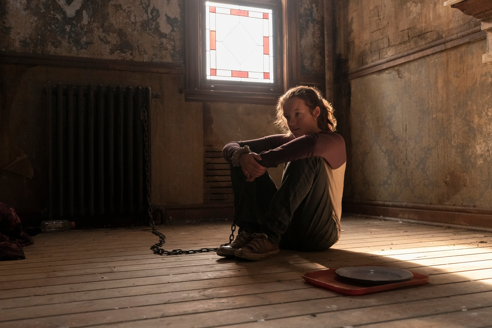 Ellie está acorrentada a uma fornalha no episódio 1 de The Last of Us.