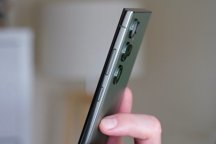The side of the Galaxy S23 Ultra shows the position of its button.