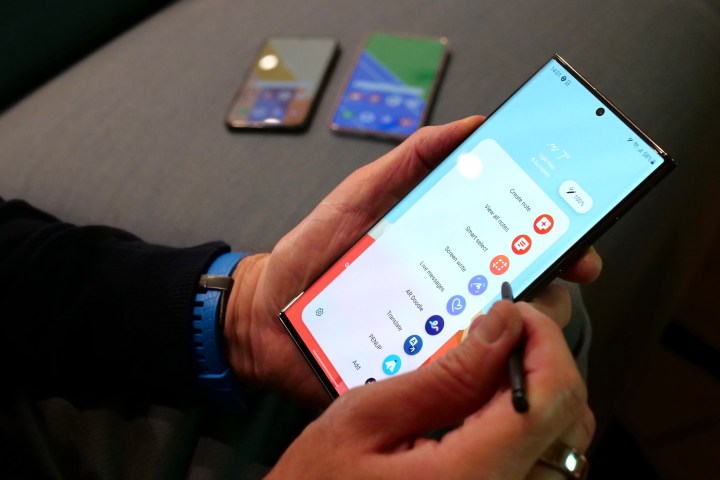 Uma pessoa usando o Samsung Galaxy S23 Ultra e a S Pen.