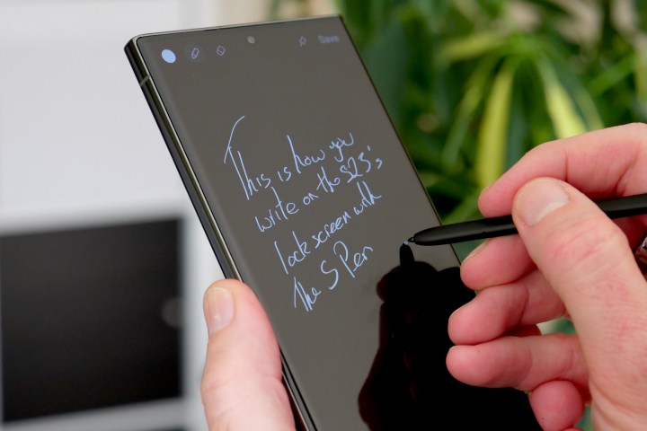 استخدام قلم S Pen لكتابة ملاحظة على شاشة قفل هاتف Galaxy S23 Ultra.