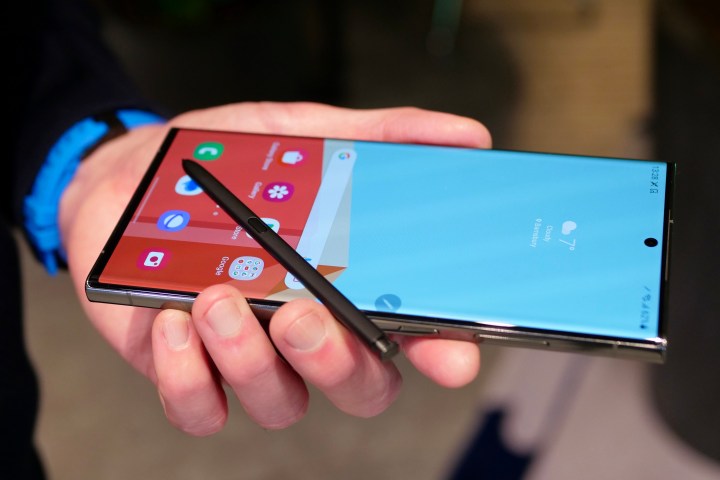 Il Samsung Galaxy S23 Ultra con la S Pen sullo schermo.