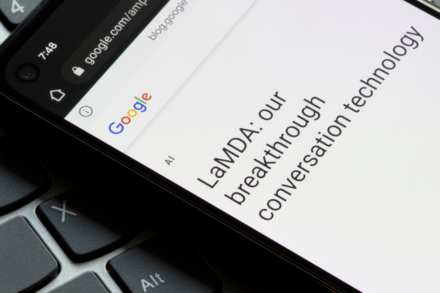 Uma postagem no blog do Google discutindo sua tecnologia de inteligência artificial LaMBDA exibida na tela de um smartphone.