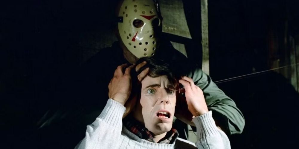 Jason esmaga a cabeça de uma vítima enquanto usa sua icônica máscara de hóquei.