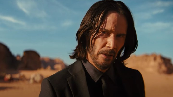 Keanu Reeves fica olhando para o meio do deserto em John Wick: Capítulo 4.