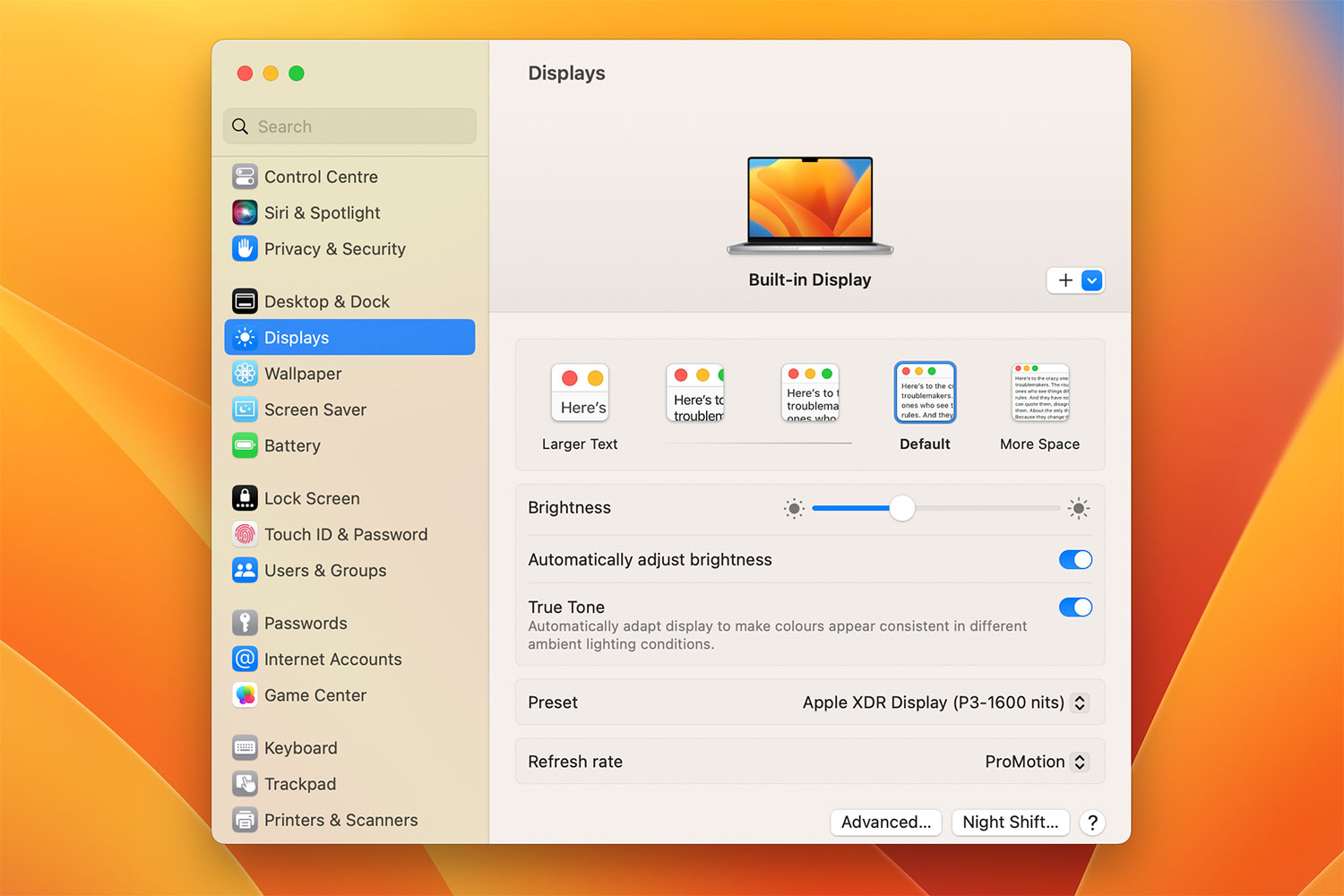 O aplicativo Configurações do sistema no macOS Ventura em um MacBook Pro, mostrando as configurações de exibição nas quais um usuário pode alterar a resolução da tela do Mac.