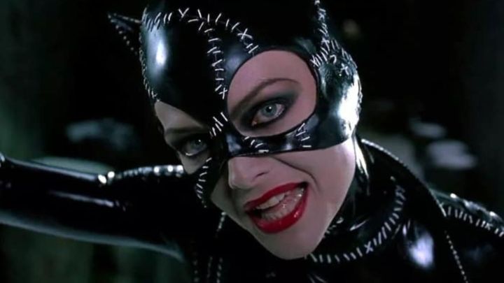 Mulher-Gato em close conversando com alguém em Batman Returns.