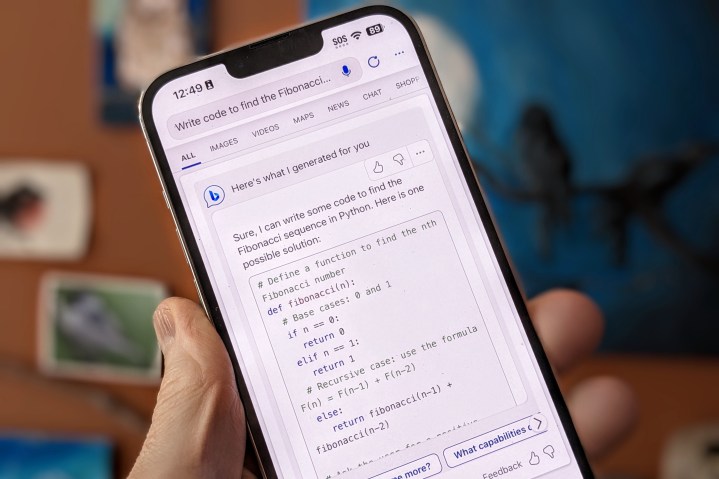 Браузер Microsoft Edge с чатом Bing на iPhone.