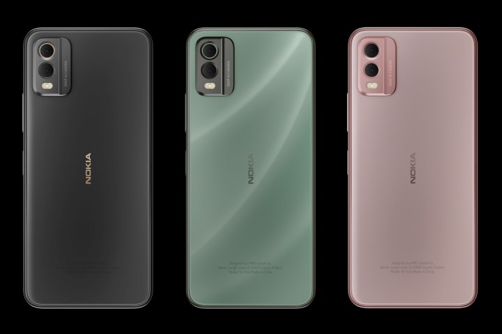 El Nokia C32 en sus tres colores, negro, verde y rosa.