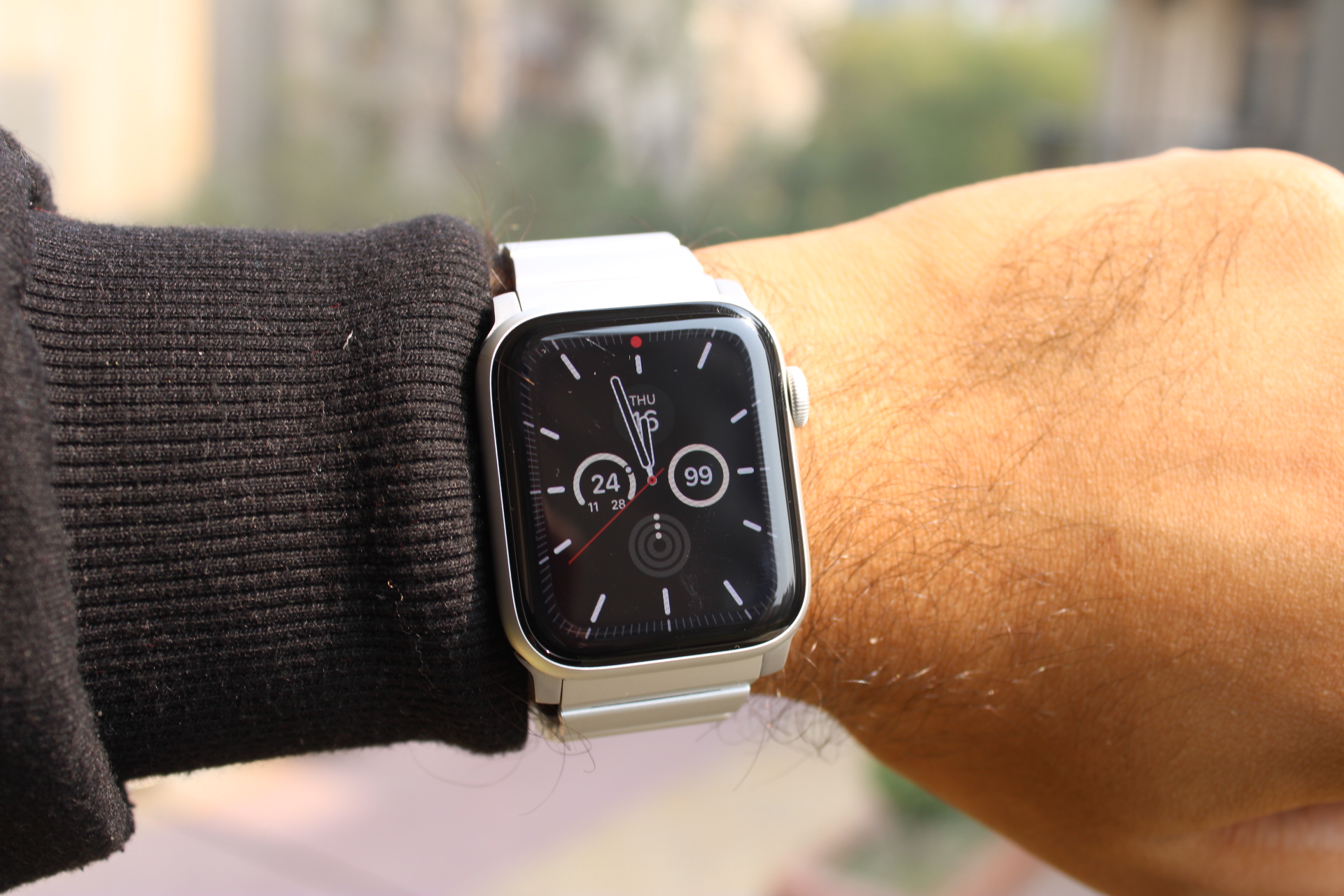 Apple Watch SE com pulseira de alumínio Nomad no pulso.