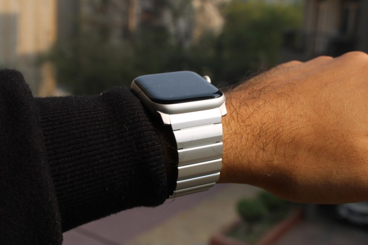 Apple Watch SE con cinturino in alluminio Nomad al polso.