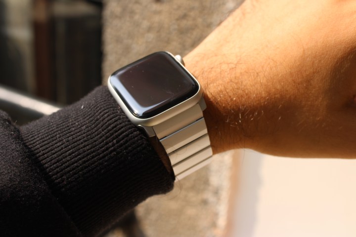 Apple Watch SE with nomadic aluminum bracelet on the wrist.