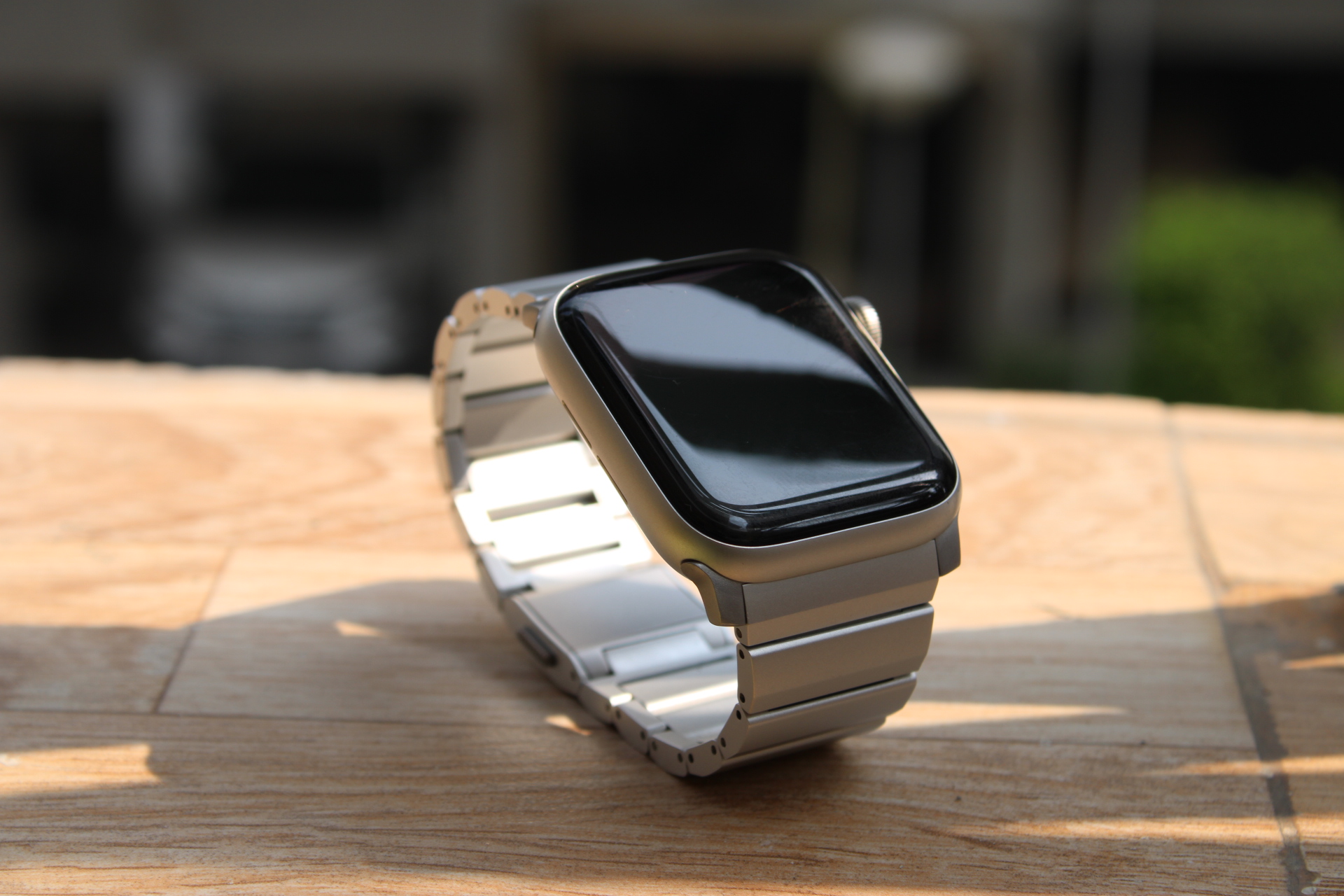 Apple Watch SE 44mm com pulseira de alumínio Nomad.