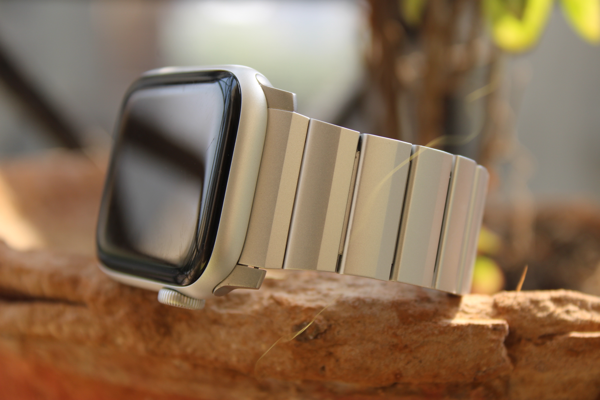 Nomadic aluminum bracelet on Apple Watch SE.