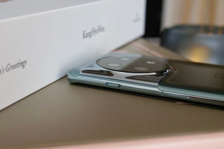 Il dispositivo di scorrimento degli avvisi su OnePlus 11.