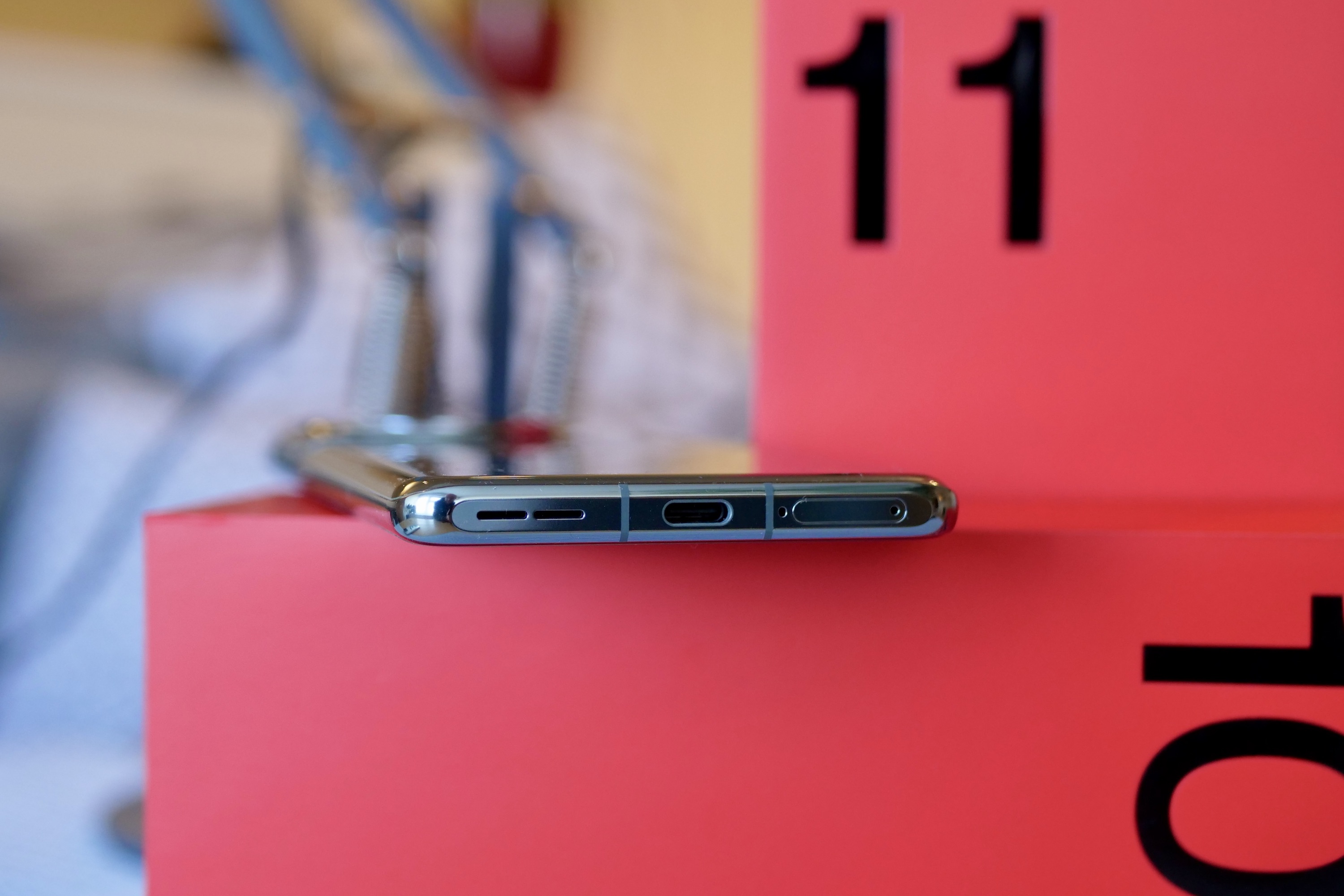 A porta de carregamento do OnePlus 11.