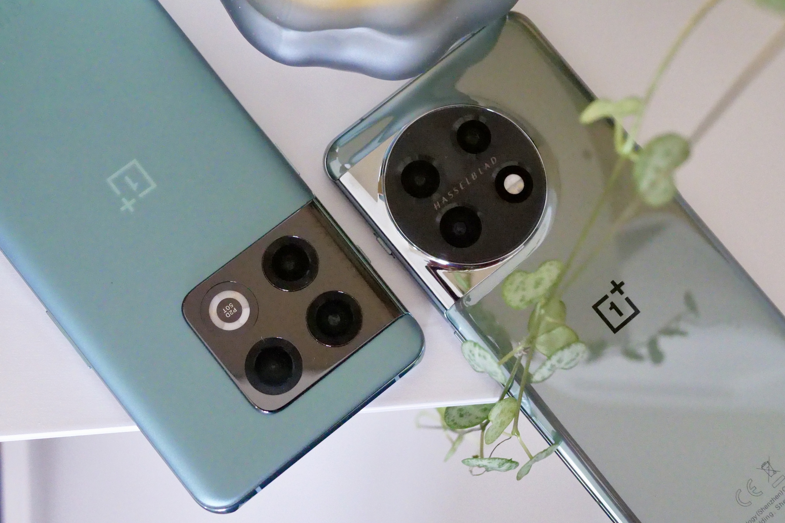 Os módulos de câmera OnePlus 11 e OnePlus 10 Pro.