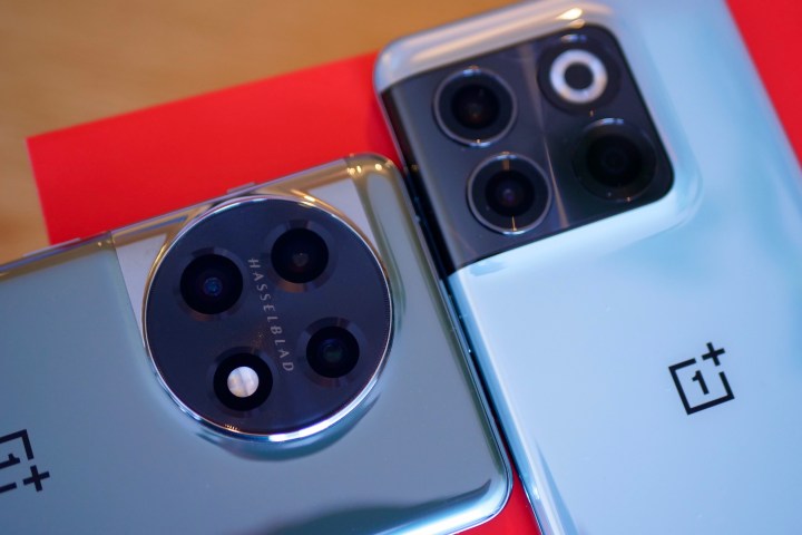 The OnePlus 11 and OnePlus 10T's camera modules.