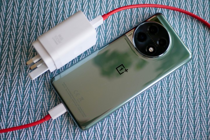 OnePlus 11 avec bloc de chargement et câble.
