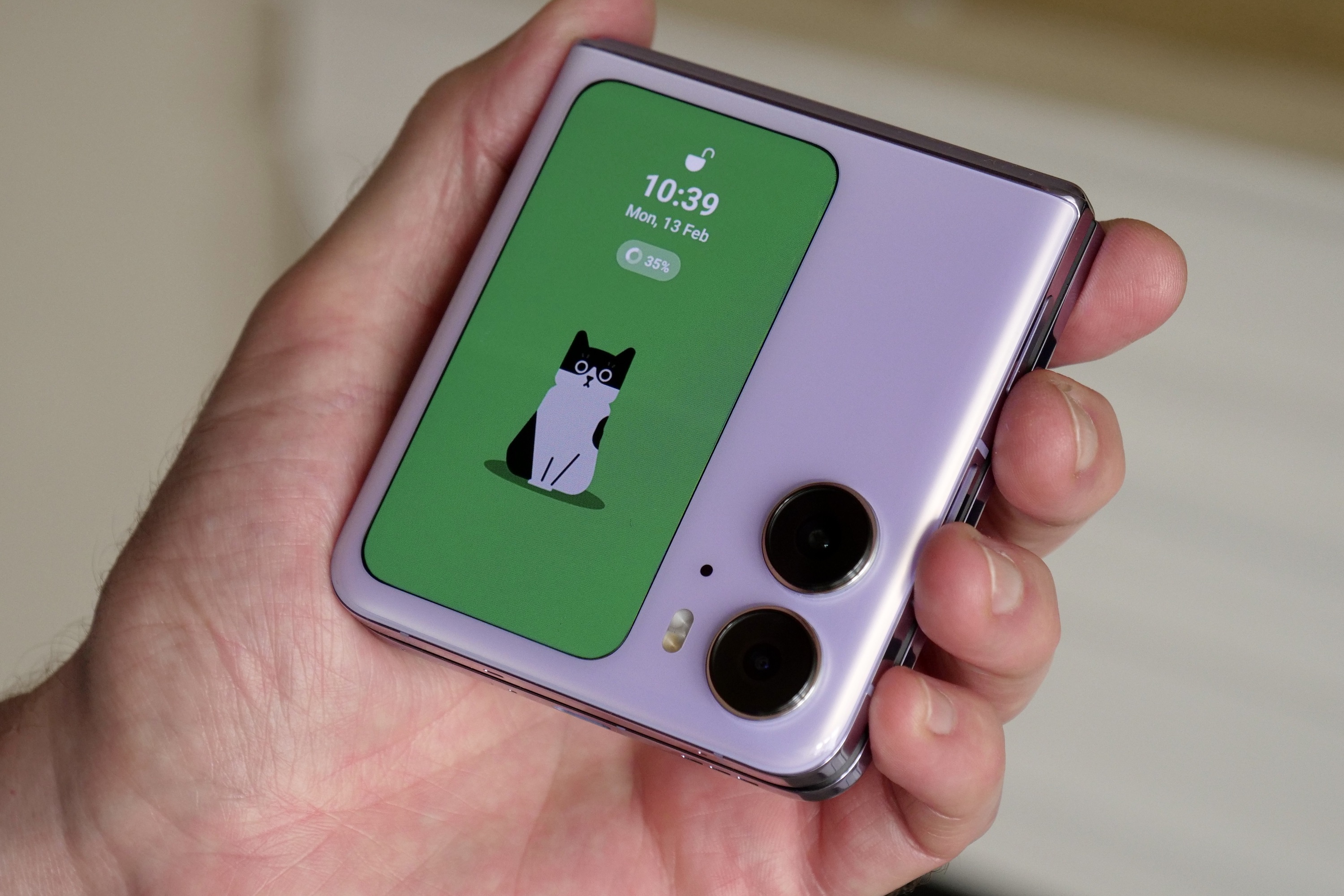 Il widget "animale domestico interattivo" del gatto sullo schermo di copertina di Oppo Find N2 Flip.