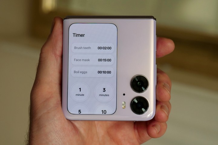 El widget de temporizador en la pantalla de portada del Oppo Find N2 Flip.