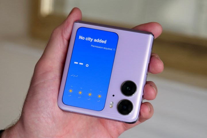 Il widget meteo sullo schermo di copertura dell'Oppo Find N2 Flip.