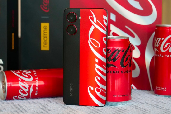 Il retro del telefono Realme X Coca-Cola, con varie lattine di Coca-Cola.