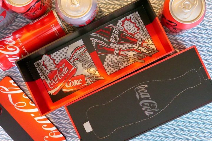 L'interno della confezione a tema contenente il telefono Realme X Coca-Cola.