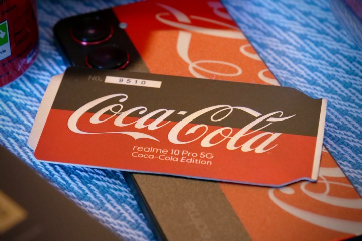 La scheda che mostra il numero in edizione limitata del telefono Realme X Coca-Cola.