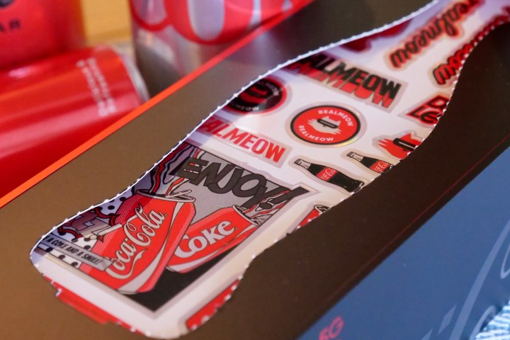 Gli adesivi all'interno della confezione del telefono Realme X Coca-Cola.