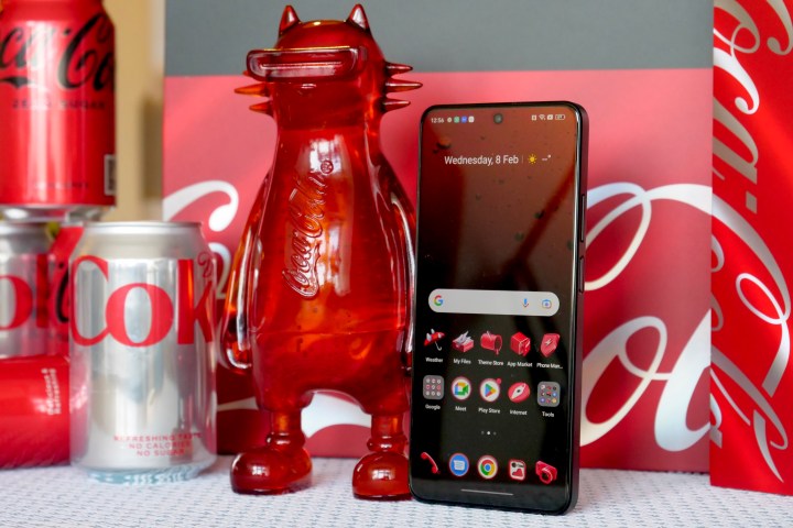 Il telefono Realme X Coca-Cola con la statua di Realmeow.