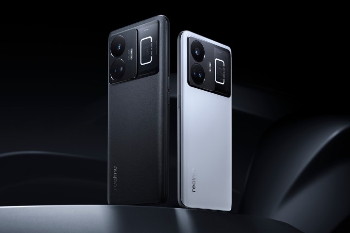 La parte posterior del teléfono Realme GT3, en colores blanco y negro.
