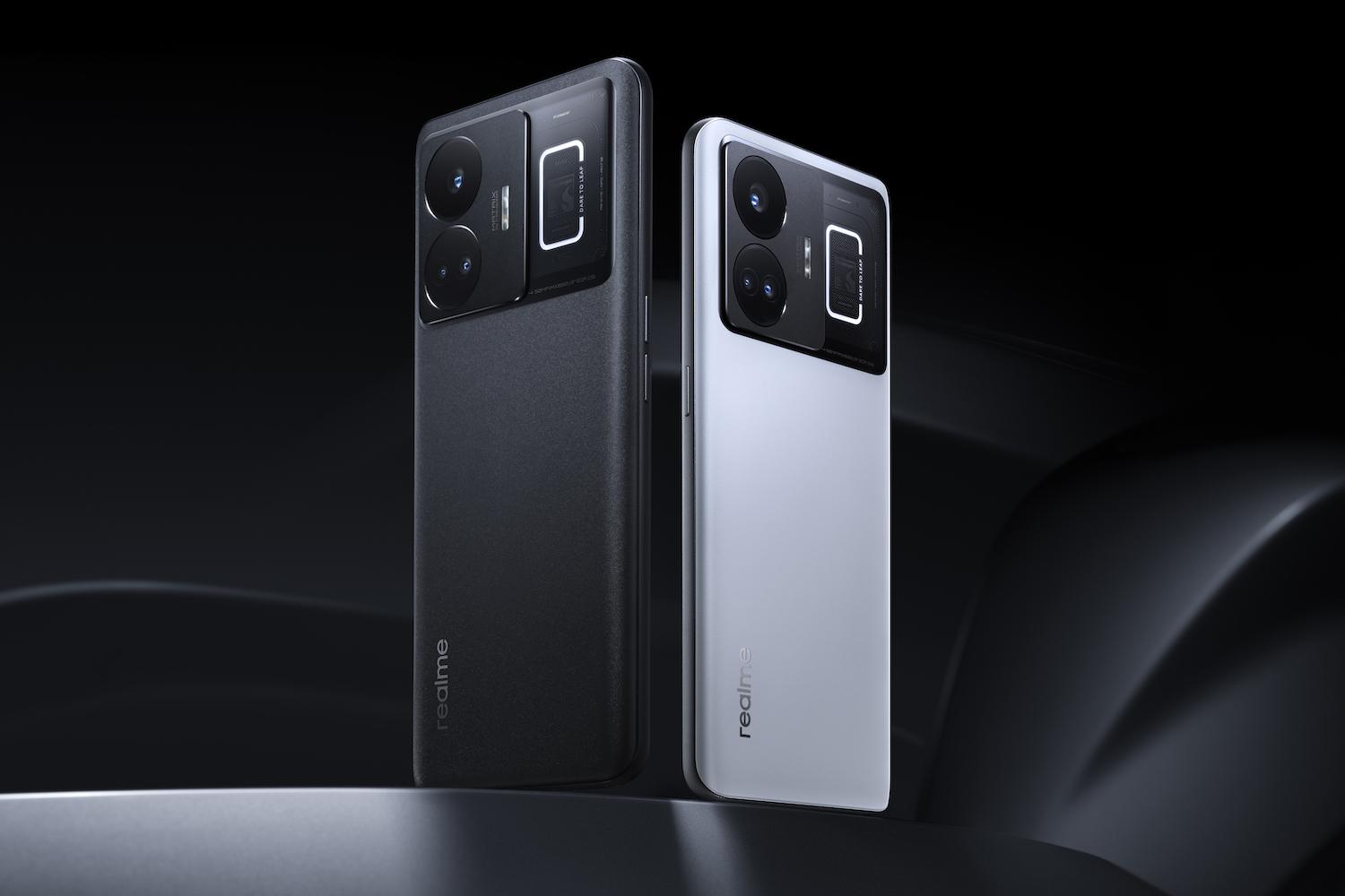 A parte de trás do telefone Realme GT3, nas cores preto e branco.