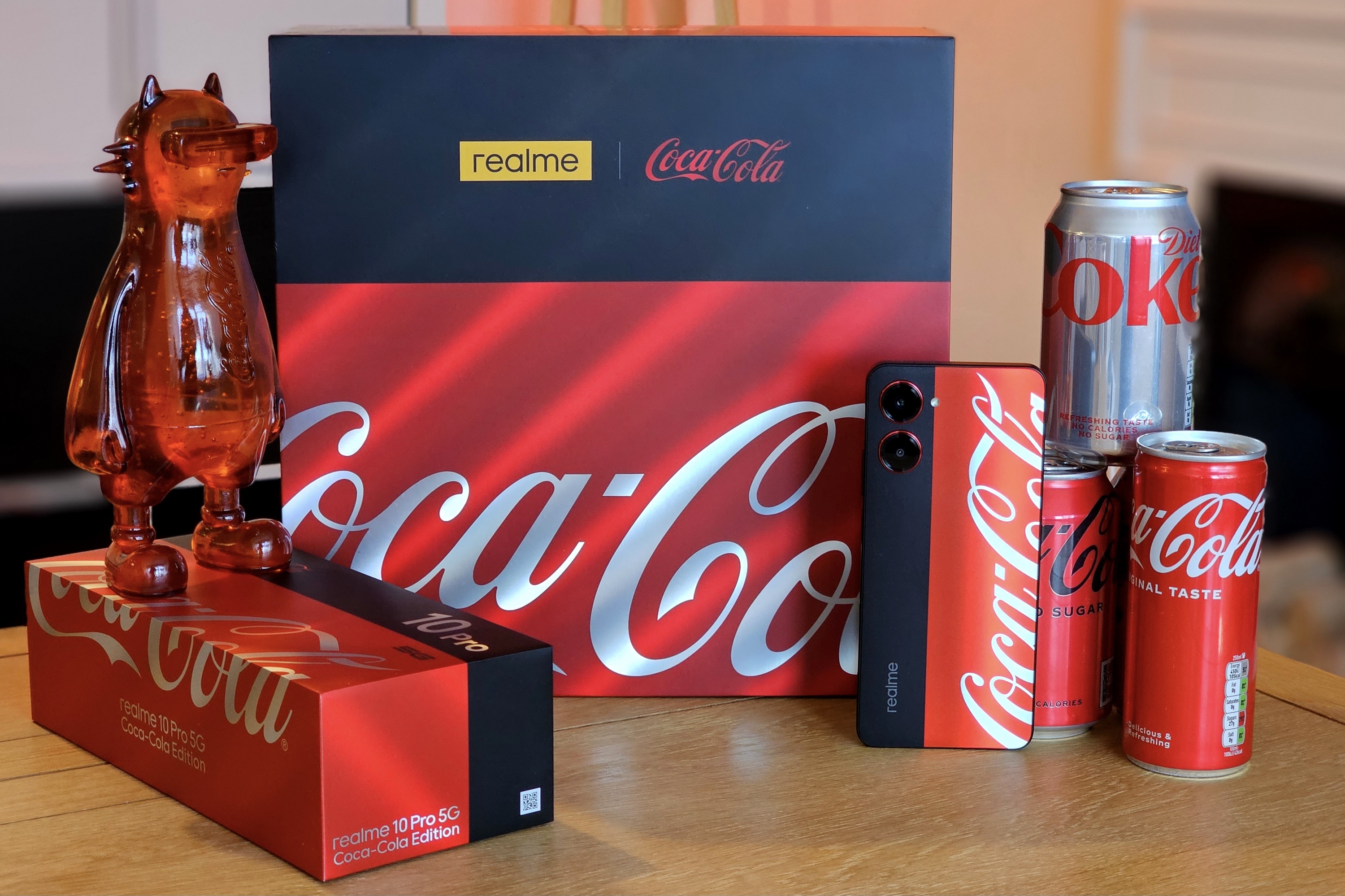 A caixa e o conteúdo especial do telefone Realme X Coca-Cola.
