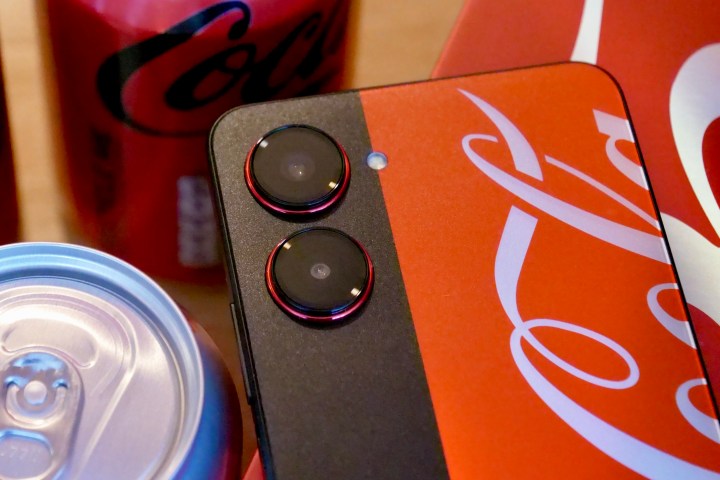 Il modulo fotocamera del telefono Realme X Coca-Cola.