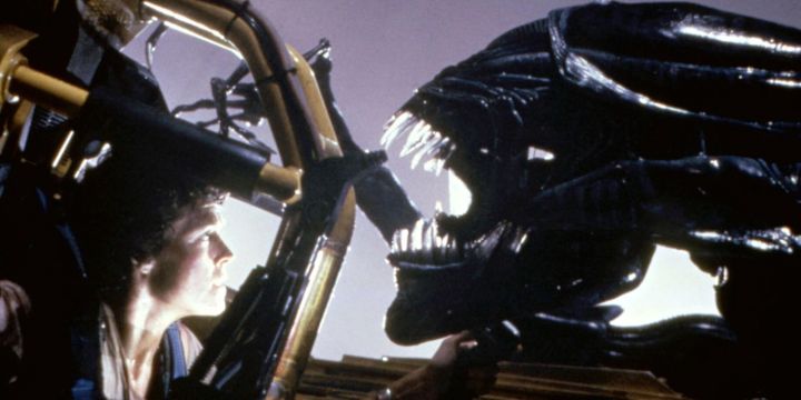 Ripley luta contra uma rainha Alien em Aliens.