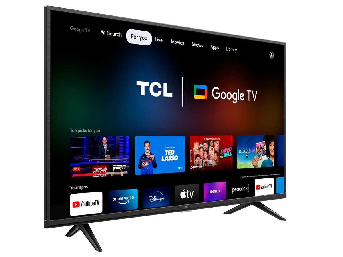 A TV 4K TCL 4-Series em um fundo branco, mostrando a interface do Google TV.