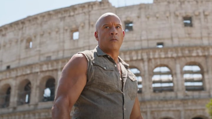 Vin Diesel fica em frente ao coliseu em Fast X.