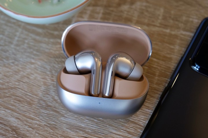 The open Xiaomi Buds 4 Pro case, showing the earbud placement.