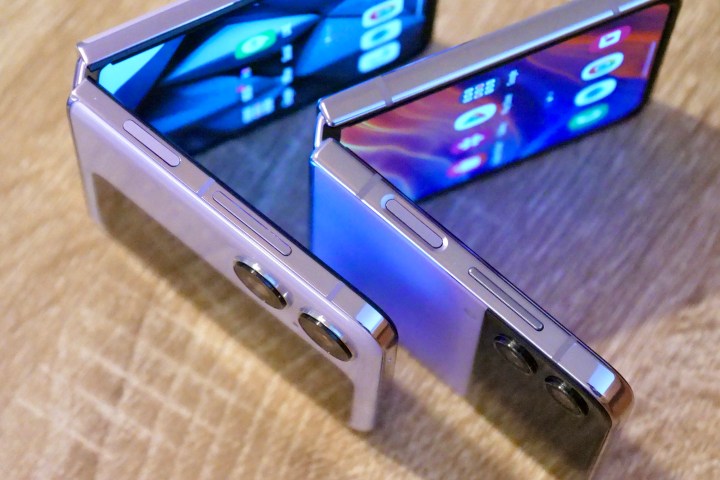Il Samsung Galaxy Z Flip 4 e l'Oppo Find N2 Flip sono aperti per metà su un tavolo.
