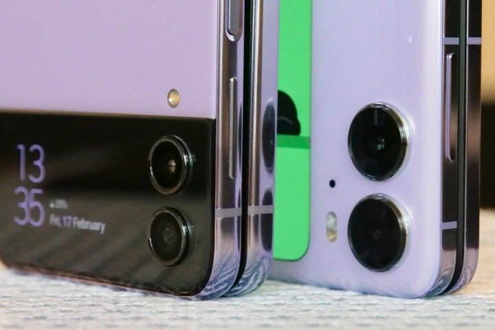 Os módulos de câmera Samsung Galaxy Z Flip 4 e Oppo Find N2 Flip.