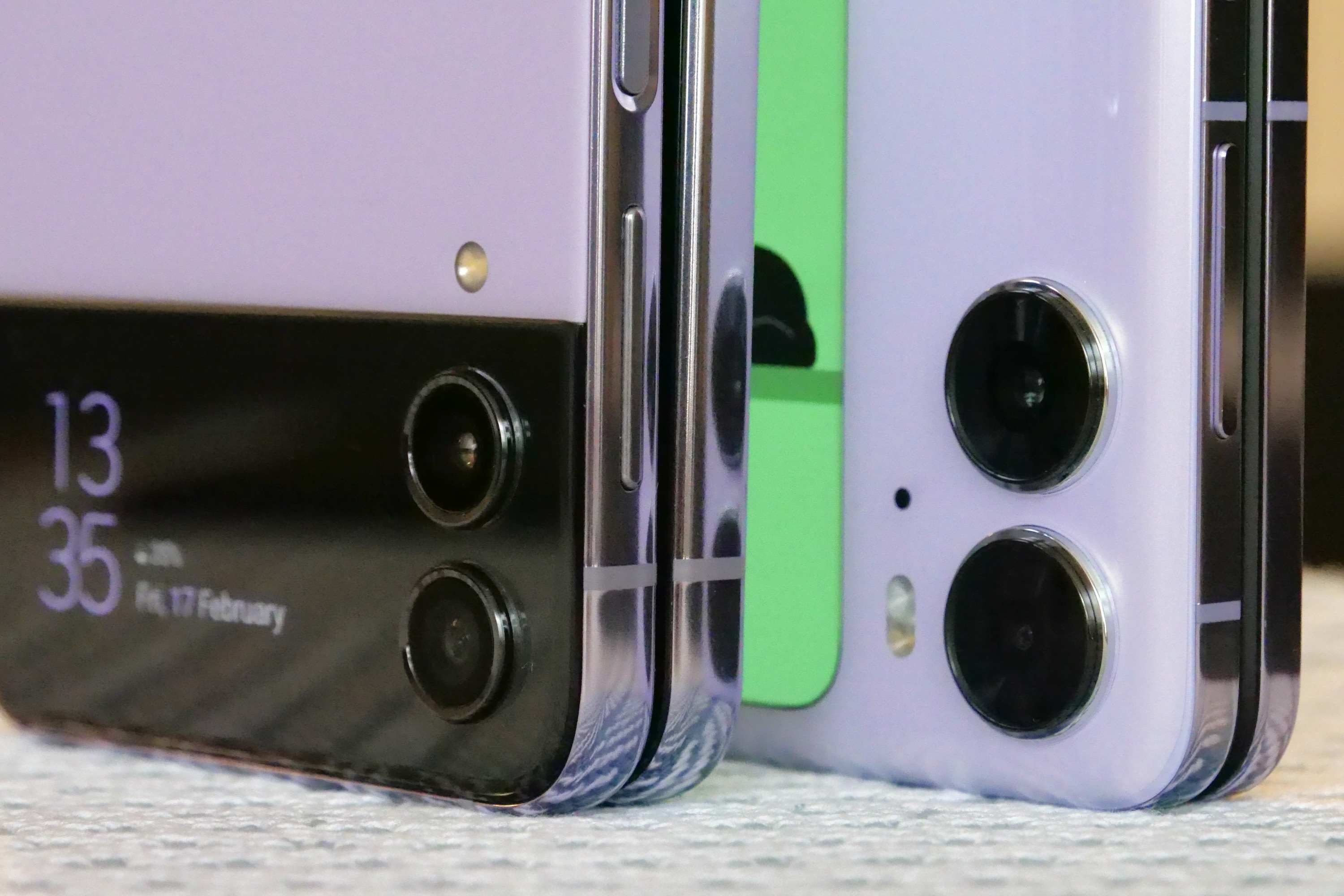 Os módulos de câmera Samsung Galaxy Z Flip 4 e Oppo Find N2 Flip.