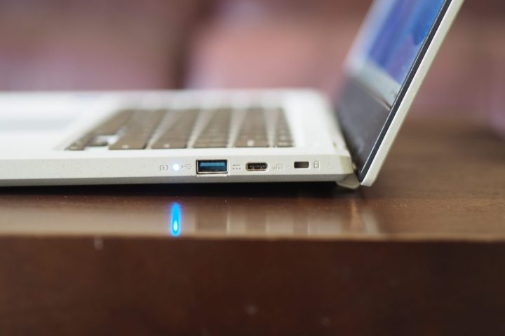 Acer Chromebook Vero 514 vista laterale che mostra porte e display.