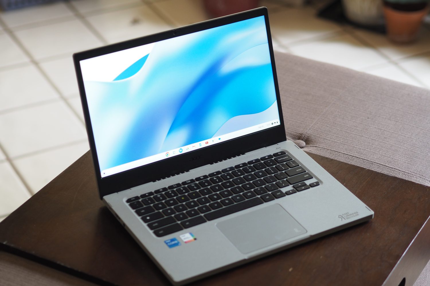 Visão frontal angular do Acer Chromebook Vero 514 mostrando a tela e o teclado.