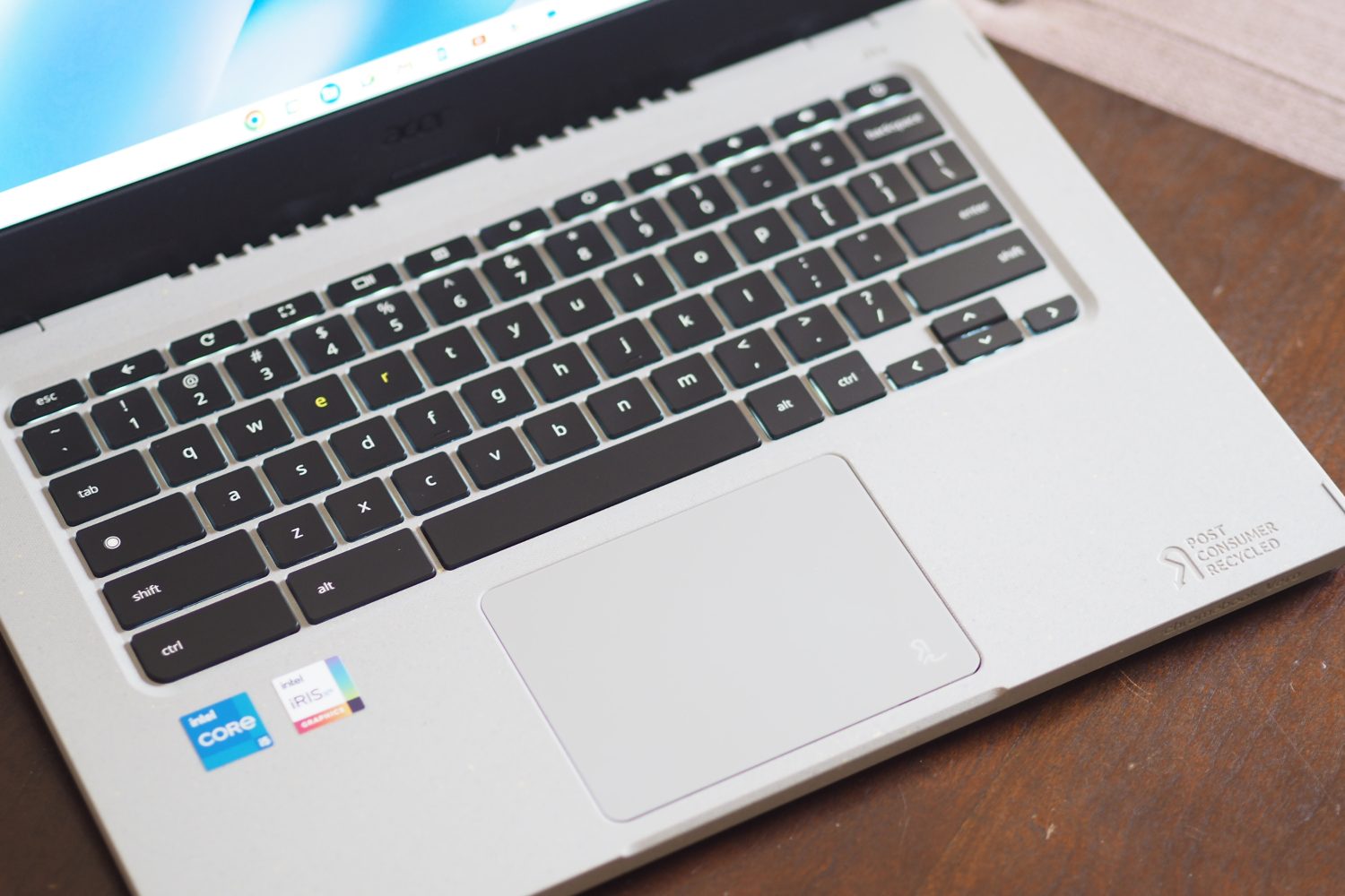 Vista superior do Acer Chromebook Vero 514 mostrando o teclado e o touchpad.
