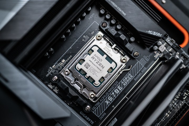 O AMD Ryzen 9 7950X3D instalado em uma placa-mãe.
