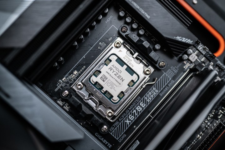 L'AMD Ryzen 9 7950X3D installé dans une carte mère.