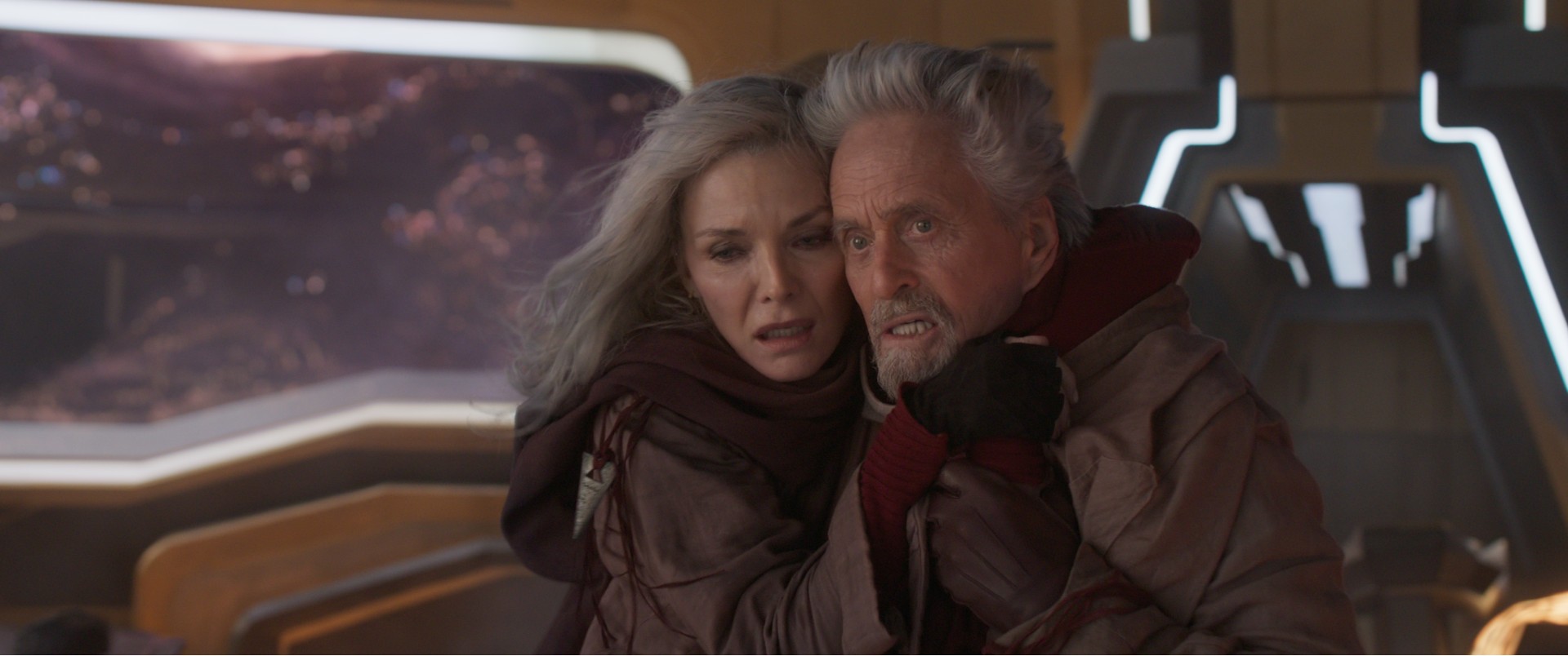 Michelle Pfeiffer e Michael Douglas se abraçam em uma cena de Homem-Formiga e a Vespa: Quantumania.