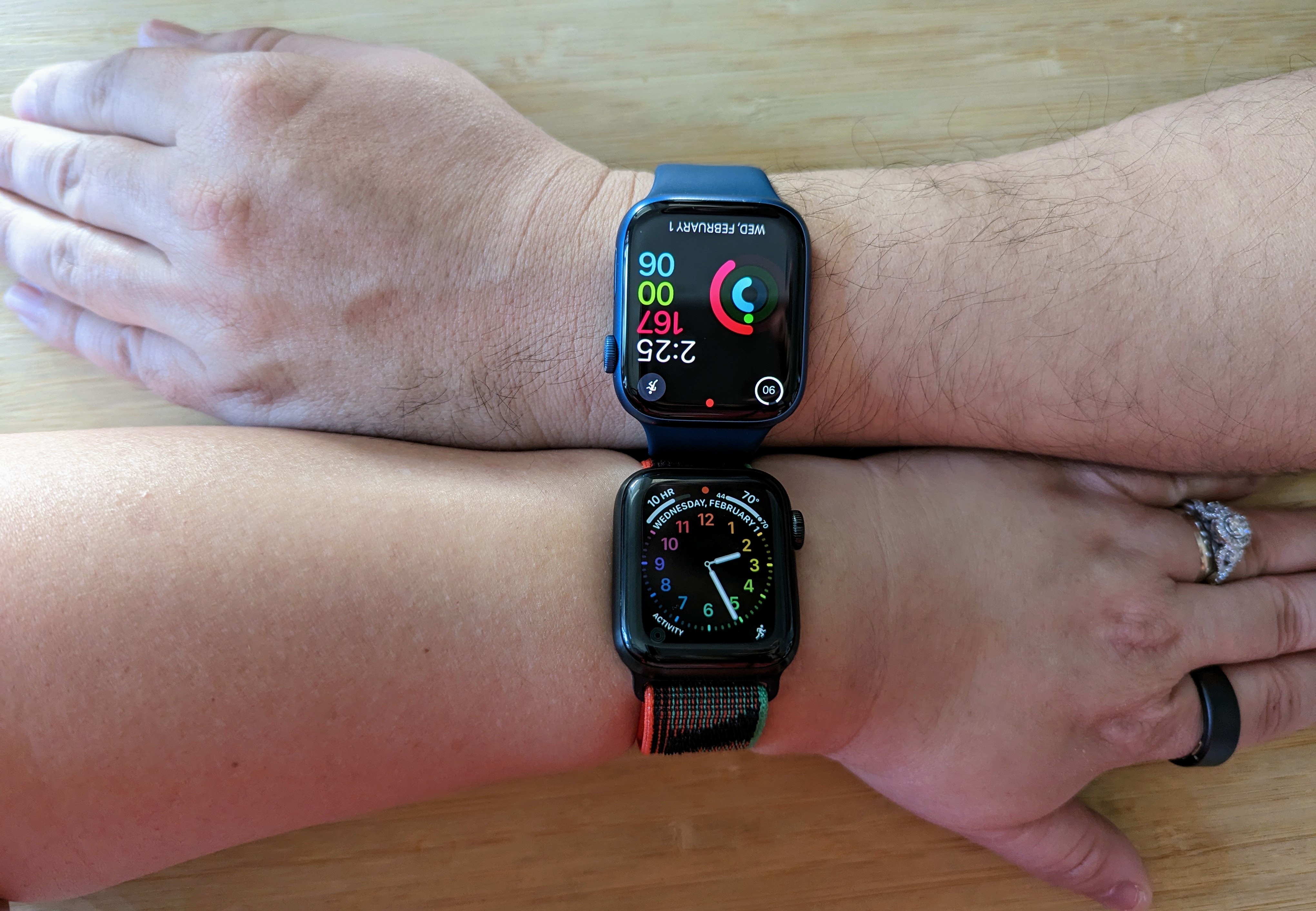 Apple Watch Series 5 40 mm em comparação com Apple Watch Series 7 45 mm nos pulsos