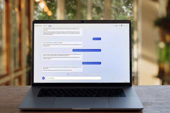 Chat di bing mostrata su un laptop